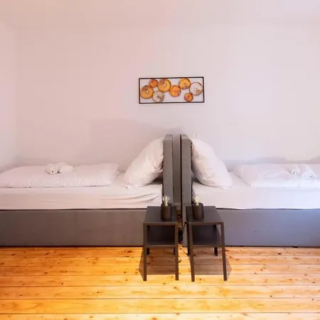 Daire Worker Apartment In Kleve - 3 Bedrooms - 7 Beds